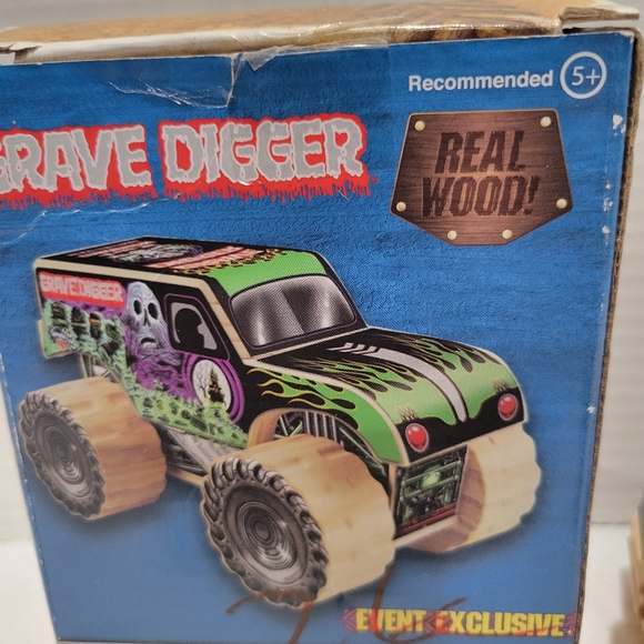 Monster Jam Grave Digger exclusive 2017 real wood building toy assembled - Picture 2 of 16